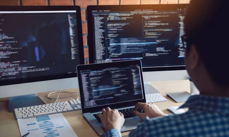 数据科学选型:R与Python如何赋能五峰网站建设?